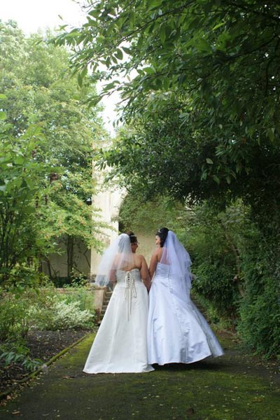 Wedding couple walking around the Mansion House gardens
